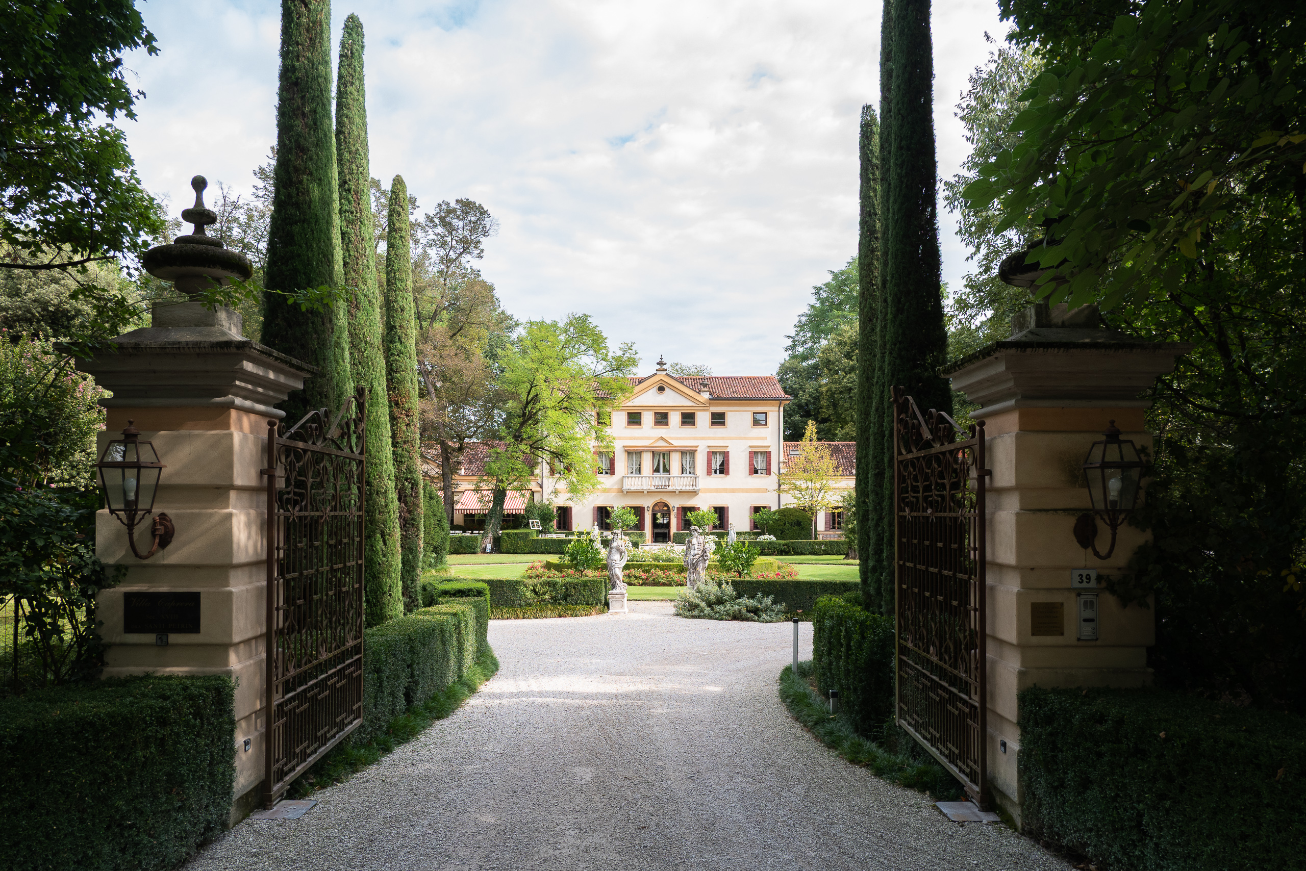 Zypressenallee zur venezianischen Villa hinter dem schmiedeeisernen Tor